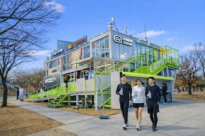 CU '러닝 스테이션' 시그니처 1호점을 찾은 러너들.(사진제공=BGF리테일)