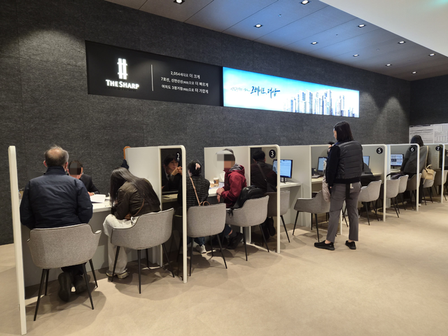 ‘더샵 신길 센트럴시티’ 견본주택 내부에 마련된 상담석에서 방문객들이 상담을 받고 있다. (김선호 기자)