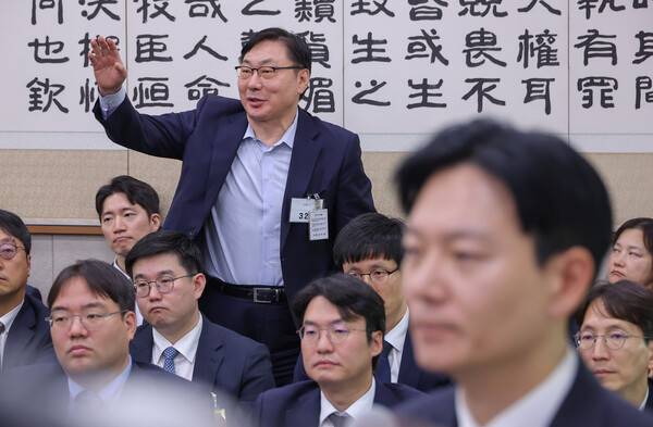 23일 국회 법제사법위원회에서 열린 2025년 국정감사에서 박상용 법무연수원 교수의 의원 질의에 대한 답변 중 이화영 전 경기도 평화부지사가 발언권 요청하고 있다. 2025.10.23. 연합뉴스