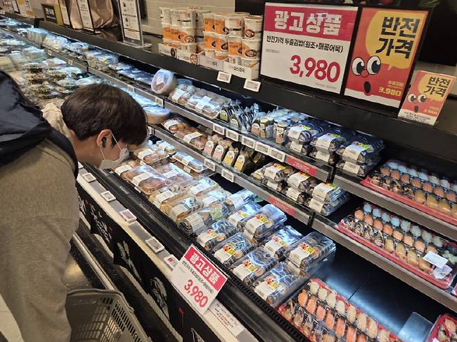 이마트 목동점 델리코너에서 소비자들이 반전가격 김밥을 살펴보고 있다. 매대에는 물량이 비교적 넉넉하게 준비돼 있었다.(사진=한전진 기자)
