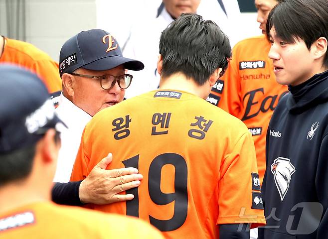 29일 대전 한화생명볼파크에서 열린 2026 신한 SOL KBO리그 키움 히어로즈와 한화 이글스의 경기에서 김경문 감독이 6이닝 3실점 호투한 왕옌청을 격혀하고 있다. 2026.3.29 ⓒ 뉴스1 김기남 기자