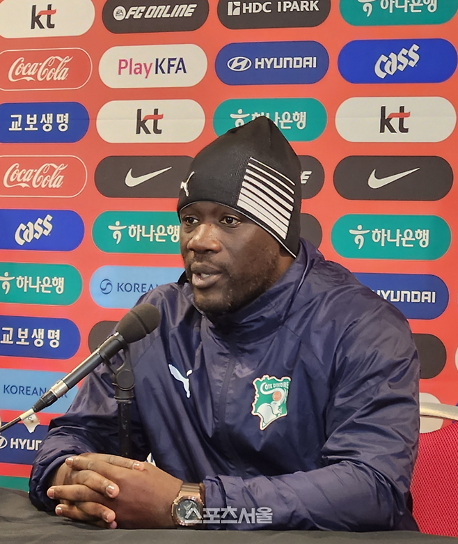코트디부아르의 에메르스 파예 감독이 한국과 A매치 평가전을 하루 앞둔 27일(한국시간) 경기가 열리는 영국 밀턴 케인즈의 스타디움 MK에서 진행된 공식 기자회견에 참석해 취재진 질문에 답하고 있다. 사진 | 밀턴 케인즈=김용일 기자