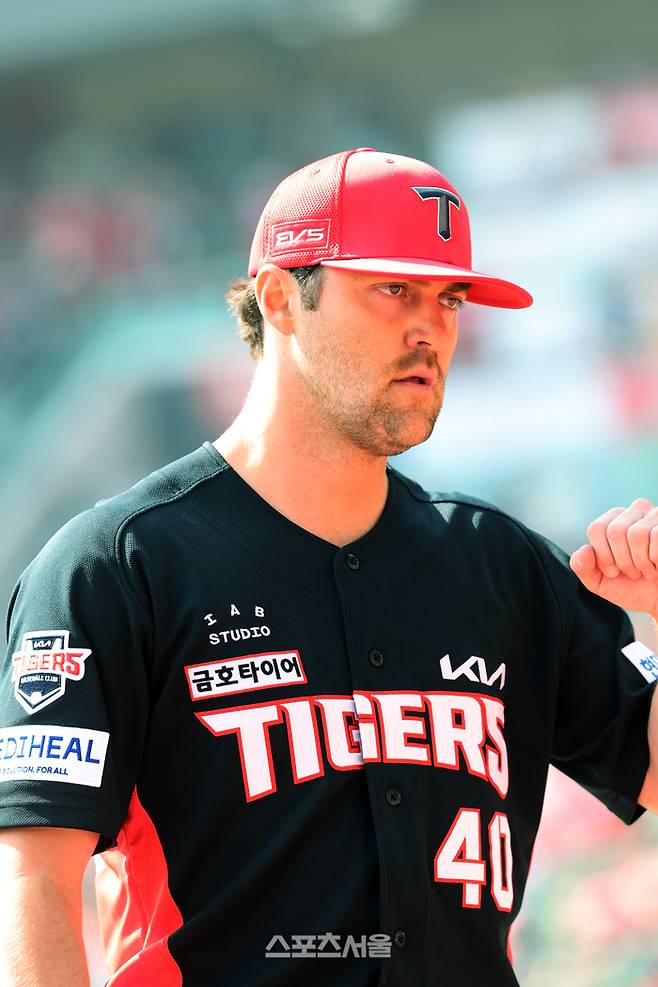 KIA 네일이 28일 인천SSG랜더스필드에서 열린 2026 KBO리그 정규시즌 SSG와 개막전에서 투구를 마친 뒤 주먹을 쥐고 있다. 사진 | SSG 랜더스