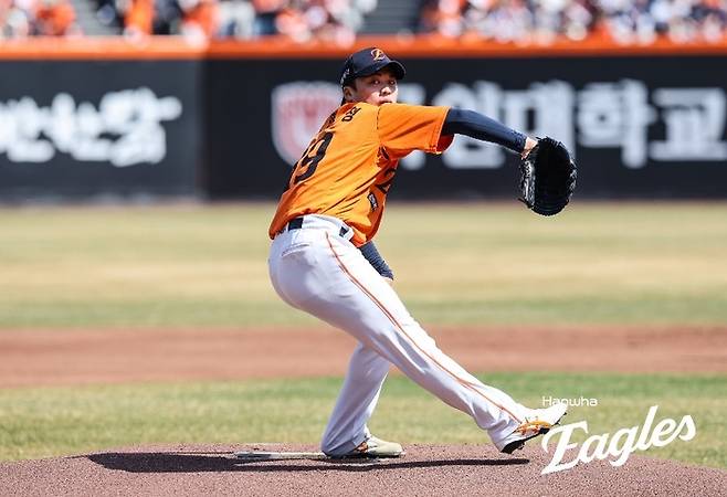 왕옌청이 투구에 임하고 있다. 사진 | 한화 이글스