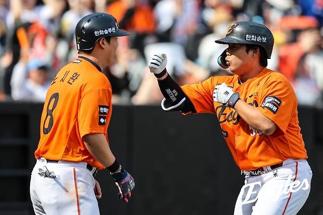 강백호가 노시환에게 장난을 치고 있다. 사진 | 한화 이글스
