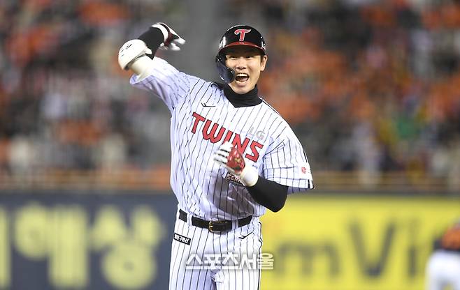 LG 홍창기가 27일 서울 잠실구장에서 열린 2025 KBO 포스트시즌 한국시리즈 2차전 한화와 경기 2회말 1사2루 역전 우중간 안타를 친 후 환호하고 있다. 잠실 | 최승섭기자 thunder@sportsseoul.com