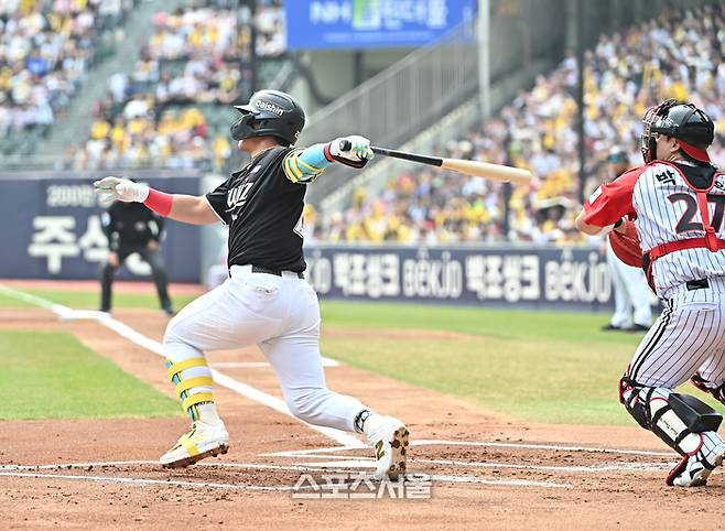 KT 안현민이 29일 잠실구장에서 열린 2026 KBO 리그 LG와 경기 1회초 1사 1루 상황에서 LG 선발 임찬규를 상대로 1타점 2루타를 치고 있다. 잠실 | 박진업 기자 upandup@sportsseoul.com