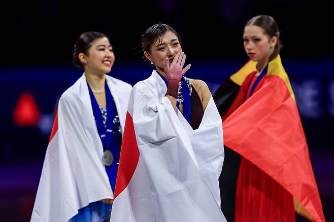 epaselect epa12855683 (L-R) Silver medalist Mone Chiba of Japan, gold medalist Kaori Sakamoto of Japan and bronze medalist Nina Pinzarrone of Belgium celebrate after the Women's Free Skating at the ISU Figure Skating World Championships 2026 in Prague, Czech Republic, 27 March 2026. EPA/MARTIN DIVISEK
<저작권자(c) 연합뉴스, 무단 전재-재배포, AI 학습 및 활용 금지>