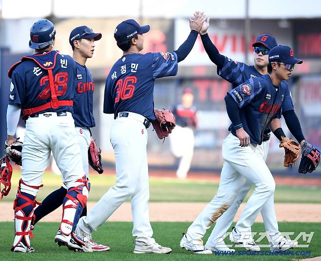 28일 대구 삼성라이온즈파크에서 열리는 삼성과 롯데의 개막전 경기. 롯데가 삼성에 6대 3으로 승리했다. 경기 종료 후 세이브 달성한 박정민이 동료들과 하이파이브를 나누고 있다. 대구=송정헌 기자songs@sportschosun.com/2026.03.28/