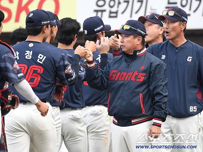 28일 대구 삼성라이온즈파크에서 열리는 삼성과 롯데의 개막전 경기. 롯데가 삼성에 6대 3으로 승리했다. 경기 종료 후 박정민과 하이파이브를 나누고 있는 김태형 감독. 대구=송정헌 기자songs@sportschosun.com/2026.03.28/