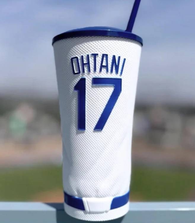 다저스타디움에서 판매 중인 세금 포함 82달러짜리 다회용 음료 컵. 사진=LA 다저스 F&B 공식 SNS