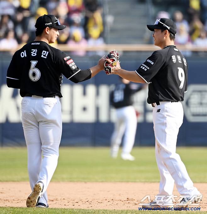28일 잠실야구장에서 열린 KT와 LG의 개막전. 7회말 KT 이강민, 류현인 키스톤 콤비가 수비를 펼친 후 하이파이브를 하고 있다. 잠실=허상욱 기자wook@sportschosun.com/2026.03.28/