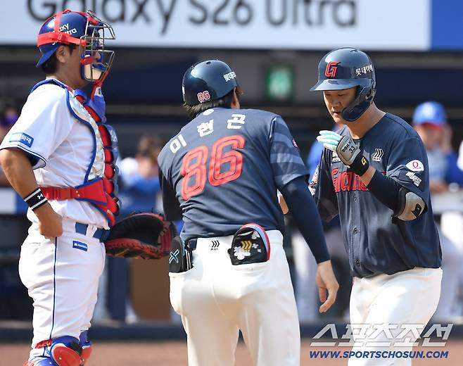 29일 대구 삼성라이온즈파크에서 열린 삼성과 롯데의 경기. 4회초 롯데 손호영이 선제 솔로홈런을 날렸다. 하이파이브를 나누고 있는 손호영. 대구=송정헌 기자songs@sportschosun.com/2026.03.29/