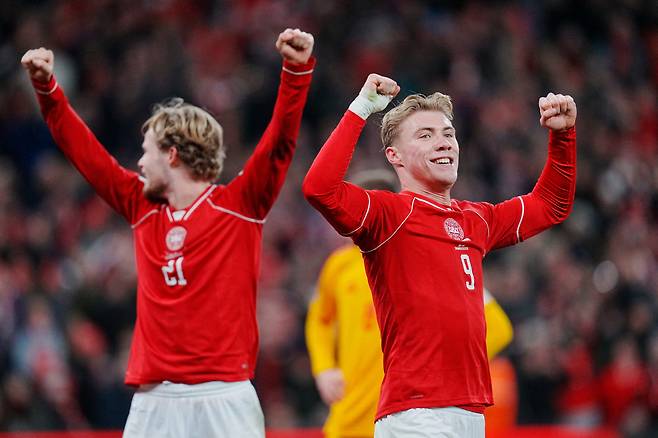 Denmark's midfielder #21 Morten Hjulmand and Denmark's forward #09 Rasmus Hojlund celebrate during the FIFA World Cup 2026 European qualification semi-final football match between Denmark and North Macedonia in Copenhagen on March 26, 2026. (Photo by Liselotte Sabroe / Ritzau Scanpix / AFP) / Denmark OUT
<저작권자(c) 연합뉴스, 무단 전재-재배포, AI 학습 및 활용 금지>
