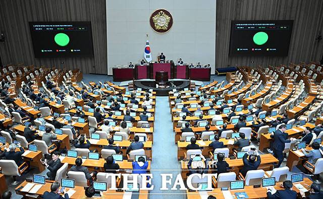 2000년대 이후 들어선 대부분 정권에서 개헌 필요성은 반복적으로 제기됐지만, 단 한 차례도 결실을 맺지 못했다. 당시 정치 상황에 비출 때 여야가 합의할 수 없는 권력구조 개편 내용이 개헌안에 담기거나, 추진 동력이 약해지는 정권 중·말기에 개헌 논의가 집중된 게 문제였다. 정치적 이해관계가 충돌하는 지점과 추진 동력이 약화하는 타이밍이 맞물리면서 개헌이 번번이 좌초된 것이다. /박헌우 기자