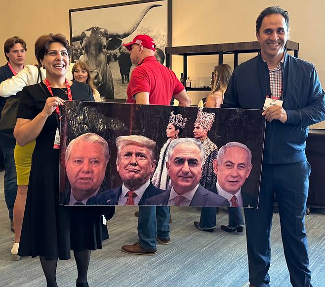 28일 텍사스주 그레이프바인에서 열린 보수정치행동회의(CPAC) 현장에서 이란계 미국인들이 도널드 트럼프 대통령, 레자 팔레비 전 왕세자의 사진이 있는 현수막을 들고 있다. /그레이프바인(텍사스주)=김은중 특파원