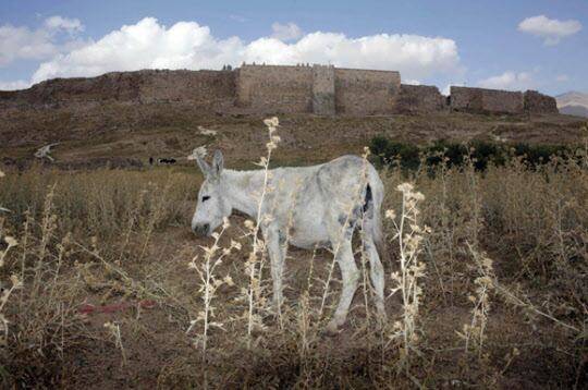 페르시아 제국의 종교는 조로아스터교였다. 역사상 최초로 유일신을 믿는 종교이며 불을 섬기는 종교였다. 조로아스터교의 옛 사원 탁테솔레이만은 분화구를 둘러싸고 만들어졌다.