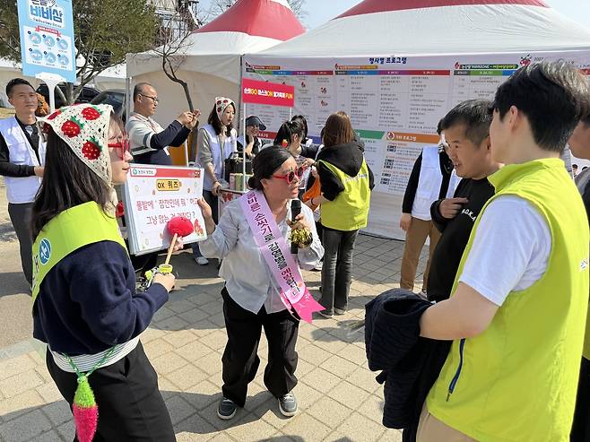 논산시보건소 감염병관리과는 제28회 논산딸기축제 기간 방문객들을 대상으로 이색적인 감염병 예방 캠페인과 현장 안전 점검을 전개해 큰 호응을 얻었다. 사진은 딸기 자매로 변신한 논산시보건소 직원(왼쪽 첫번째부터 변수연, 고숙진 주무관). 정종만 기자