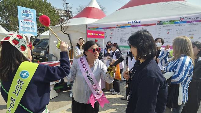 논산시보건소 감염병관리과는 제28회 논산딸기축제 기간 방문객들을 대상으로 이색적인 감염병 예방 캠페인과 현장 안전 점검을 전개해 큰 호응을 얻었다. 사진은 딸기 자매로 변신한 논산시보건소 직원(왼쪽 첫번째부터 변수연, 고숙진 주무관). 정종만 기자
