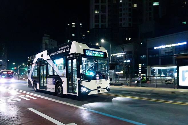 새벽 시간 서울의 한 버스 정류장에 자율주행 버스 ‘A741’가 정차하고 있다. 서울시는 30일 첫차부터 741번 간선버스의 새벽 시간대 운행을 전 구간 자율주행 방식으로 전환한다고 밝혔다. 정기 노선 시내버스가 전 구간을 자율주행으로 운행하는 것은 이번이 처음이다. 서울시 제공