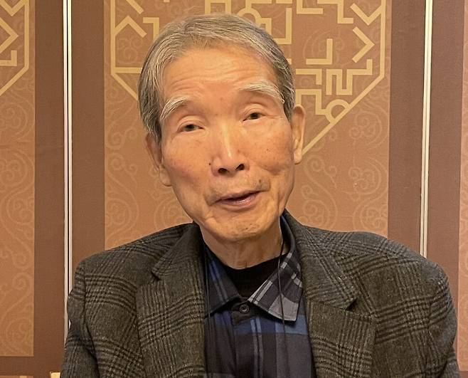 문학평론가 임헌영 국립한국문학관장이 지난 18일 서울 광화문의 한 음식점에서 한겨레와 만나 자신의 최근 두 저서에 관해 설명하고 있다.