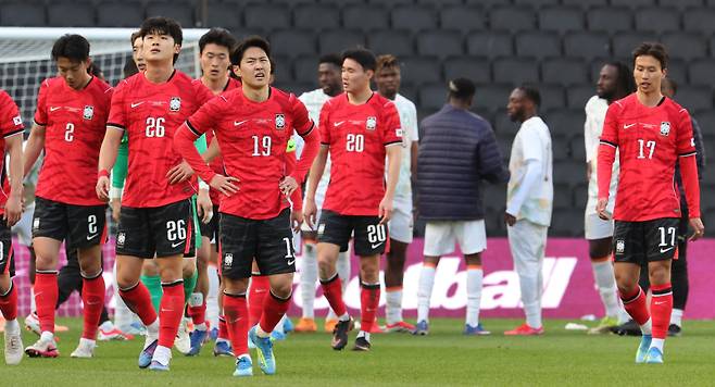 <yonhap photo-0551="">한국축구국가대표팀이 28일(현지시간) 영국 밀턴킨스 스타디움 MK에서 열린 코트디부아르와 평가전에서 4-0으로 패하고 아쉬워하고 있다. 사진=연합뉴스</yonhap>