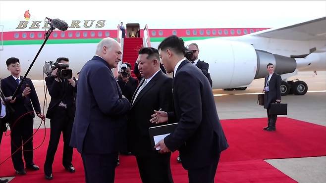 김정은 국무위원장의 초청으로 북한을 공식 방문한 알렉산드르 루카셴코 벨라루스 대통령이 지난 26일 전용기로 평양을 출발했다고 조선중앙TV가 지난 27일 보도했다. /사진=연합뉴스