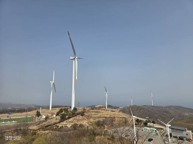 경북 영덕군 영덕읍 창포리 풍력발전단지 전경. 풍력발전기와 바다를 함께 조망할 수 있어 SNS에서 인기를 끌던 곳이다.