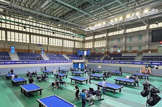 ‘우승상금 2000만원’ 역대급 동호인3쿠션대회가 5월9~10일 광주광역시에서 개최된다. 개회식날에는 2000만원 상당 경품행사도 열린다. 사진은 2024년 대회 모습. (자료=광주광역시당구연맹)