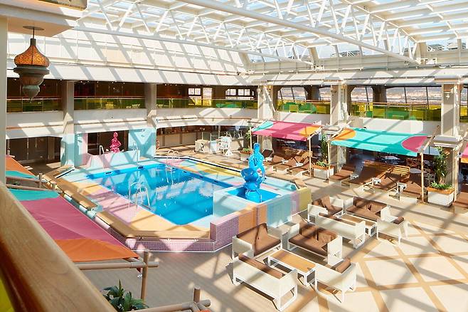 항상 즐거움이 있는 메인 수영장.