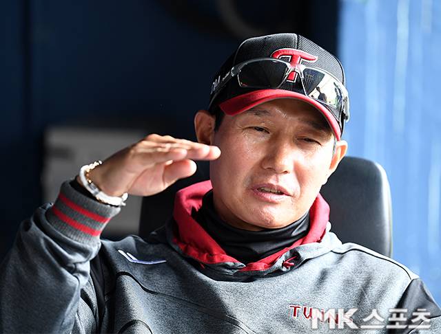 29일 서울 잠실야구장에서 ‘2026 프로야구’ KT 위즈와 LG 트윈스의 경기가 열린다. LG 염경엽 감독이 취재진과 이야기를 나누고 있다. 사진(잠실 서울)=천정환 기자