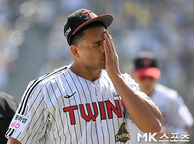 28일 서울 잠실야구장에서 ‘2026 프로야구’ KT 위즈와 LG 트윈스의 경기가 열렸다. KT는 사우어, LG는 치리노스가 선발로 나섰다. LG 선발 치리노스가 1회 6실점 후 아쉬워하고 있다. 사진(잠실 서울)=천정환 기자