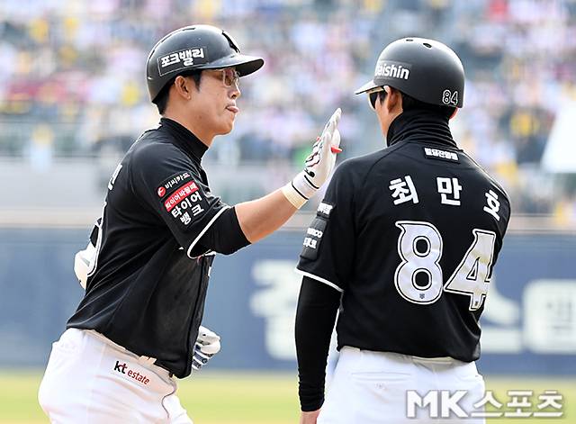 29일 서울 잠실야구장에서 ‘2026 프로야구’ KT 위즈와 LG 트윈스의 경기가 열렸다. 6회초 2사 1루에서 KT 허경민이 투런포 후 기뻐하고 있다. 사진(잠실 서울)=천정환 기자