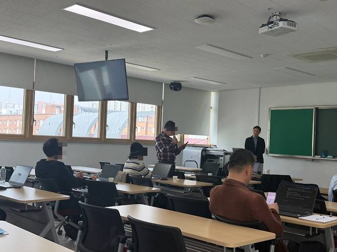 지난 25일 오후 경기 안성시 한경국립대학교 평생교육원에서 열린 '생성형 AI 활용 기초 마스터' 수업에서 한 수강생이 구글 제미나이로 만든 자기소개글을 읽고 있다./사진=민수정 기자.