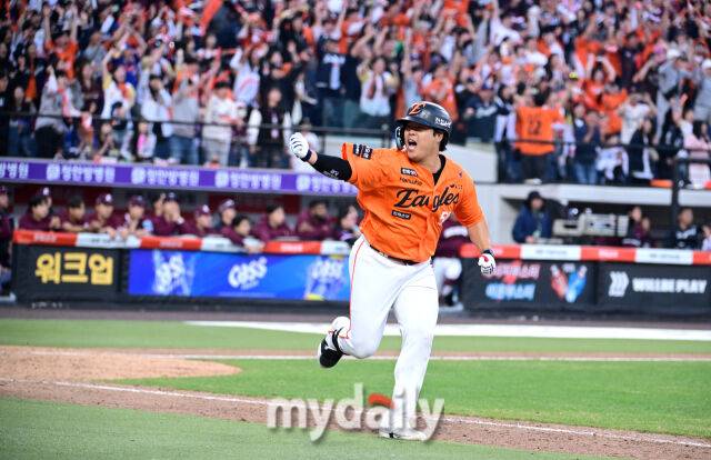 2026년 3월 28일 오후 대전 한화생명볼파크에서 열린 ‘2026 신한 SOL KBO리그' 개막전 키움 히어로즈와 한화 이글스의 경기. 한화 강백호가 연장 11회말 2사 2루서 끝내기 안타를 친 뒤 기뻐하고 있다./대전 = 유진형 기자