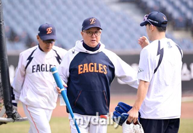 2026년 3월 29일 오후 대전 한화생명볼파크에서 열린 ‘2026 신한 SOL KBO리그' 키움 히어로즈와 한화 이글스의 경기. 경기 전 한화 김경문 감독이 선수들을 격려하고 있다./대전 = 유진형 기자