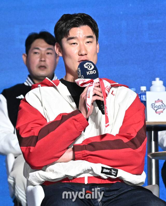 SSG 오태곤이 26일 오후 서울 잠실 롯데호텔에서 진행된 '2026 신한SOL KBO리그 미디어데이'에서 이야기를 하고 있다. '2026 신한SOL KBO리그 미디어데이'는 10개구단 감독 및 주장과 대표선수들이 참석해 2026 시즌에 대한 포부를 밝힌다. 이번 시즌에는 아시아쿼터 도입, 피치클락 단축, 비디오판독 범위 확대 등 다양한 변화가 시도된다. '2026 KBO리그'는 오는 28일 개막한다./마이데일리