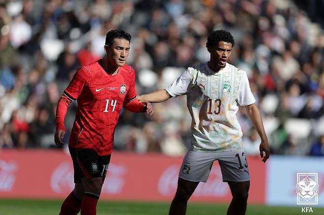한국 축구 국가대표팀 조유민이 28일 영국 밀턴킨스의 스타디움 MK에서 열린 코트디부아르와 평가전에서 상대 선수와 신경전을 벌이고 있다. 대한축구협회 제공