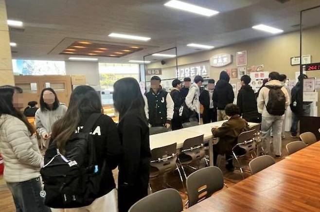 전북 전주시 전주대학교 구내 식당을 찾은 학생들이 천원의 아침밥을 먹기 위해 줄지어 있다. 전주시 제공