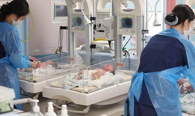 한 병원의 신생아실에서 간호사들이 신생아들을 돌보고 있다. 뉴시스