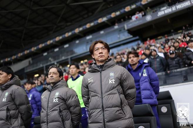 한국 축구 국가대표팀 홍명보 감독이 28일(현지시간) 영국 밀턴 케인스의 스타디움 MK에서 열린 코트디부아르와 평가전을 지켜보고 있다. 대한축구협회 제공
