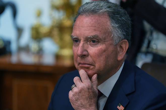 스티브 위트코프 미국 대통령 중동특사가 26일(현지 시간) 워싱턴DC 백악관 내각회의에 참석한 모습. 위트코프 특사는 유대계 미국인으로 부동산법 전문변호사 출신의 사업가다. 위트코프 특사는 외교 경험이 전무한 부동산 개발업자 출신인데도 도널드 트럼프 2기 행정부 들어 중동 관련 사안을 도맡아 처리하고 있다. 우크라이나 전쟁, 가자지구 분쟁, 이란 전쟁 등에서 트럼프 대통령의 맏사위인 유대계 재러드 쿠슈너와 함께 수많은 외교전을 벌였지만 실질적으로 얻은 소득은 없는 것으로 평가된다. AP연합뉴스