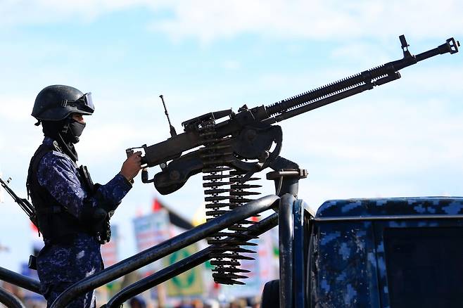 27일(현지 시간) 예멘의 수도 사나에서 이란·레바논 간 연대를 표시하는 집회가 열리는 가운데 한 보안 요원이 경계를 서고 있다. AFP연합뉴스