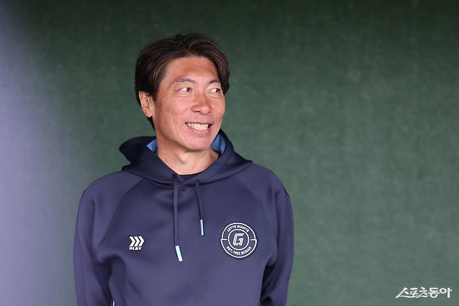 타카츠 신고 롯데 스페셜 어드바이저가 지난달 일본 미야자키서 열린 스프링캠프 도중 훈련을 지켜보고 있다. 사진제공|롯데 자이언츠