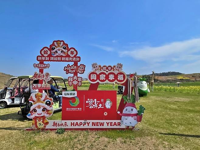 셴닝 무우공사를 돌아볼 수 있는 전기차가 배치되어 있다. 사진|강석봉 기자