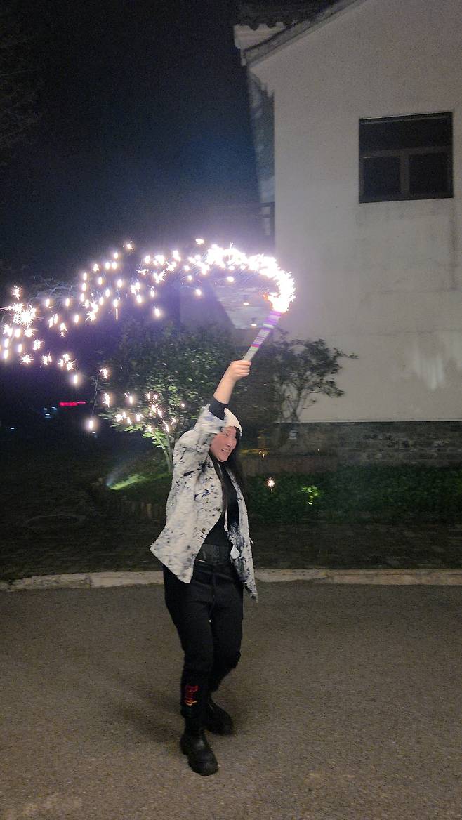 센닝 무이공사 여행객 저녁 이벤트. 사진|강석봉 기자