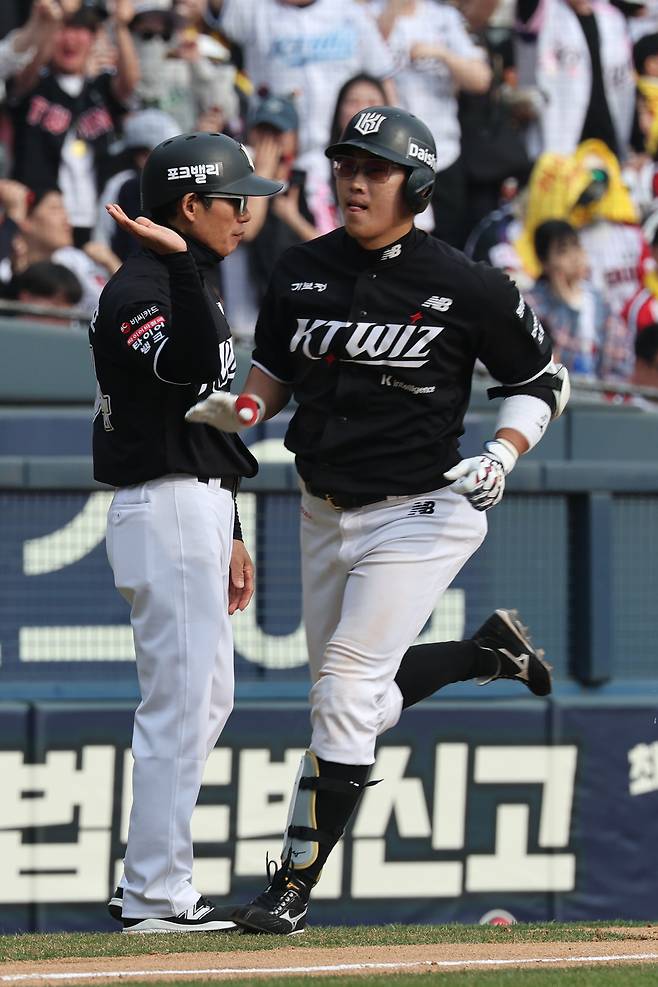 6회초 2사 1루 KT 허경민이 동점을 만드는 2점 홈런을 친 뒤 기뻐하며 베이스를 돌고 있다. 연합뉴스