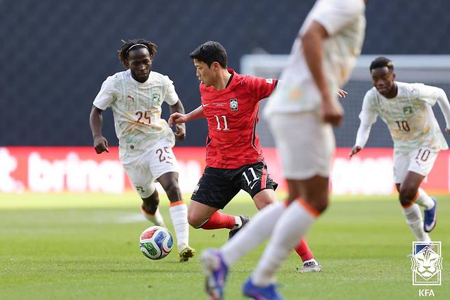 황희찬(가운데). /사진=대한축구협회 제공