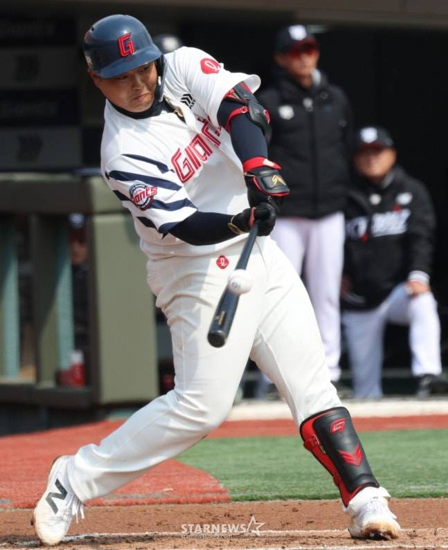 타격하는 한동희. /사진=김진경 대기자