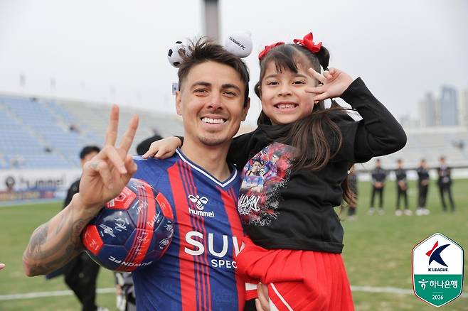 수원FC 윌리안이 파주 프런티어FC전 승리 후 딸과 함께 기념사진을 찍고 있다. /사진=한국프로축구연맹 제공